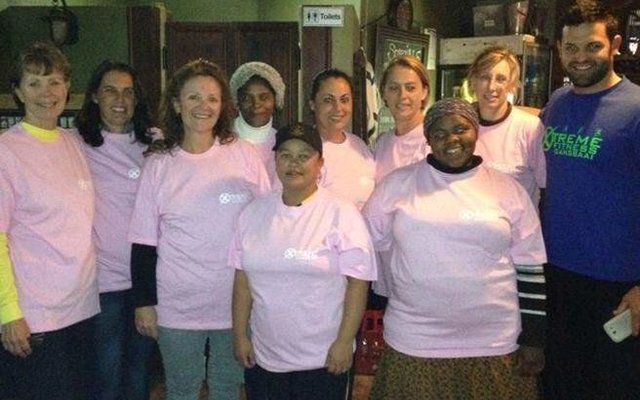 Die groep suksesvolle deelnemers, met Mimi Wixted heel links en Pieta Botes heel regs